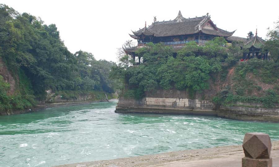 1-Day Mount Qingcheng and Dujiangyan Irrigation System Tour - One day, two UNESCO sites: Taoist peaks and ancient irrigation