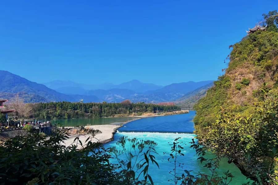 1-Day Mount Qingcheng and Dujiangyan Irrigation System Tour - Private guided vs self-guided with a driver: which option fits you