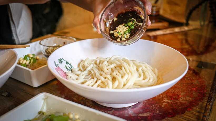Beijing: Hidden Gems Guided Food Tour with Beer and Tastings - What makes the guide experience stand out (and why it affects your food)