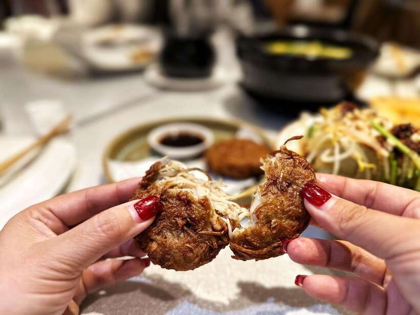 Beijing Hutong Food Crawl Delights: Peking duck, Hotpot&More - Logistics That Keep the Night Stress-Free