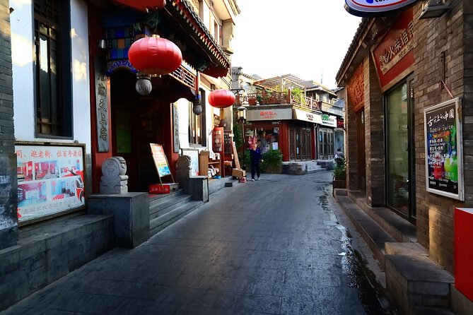 Beijing Hutong Night Tour with Yunnan Style Dinner and Chartered Boat Ride at Houhai Lake - A three-part Beijing night with dinner, boat views, and hutong lanes