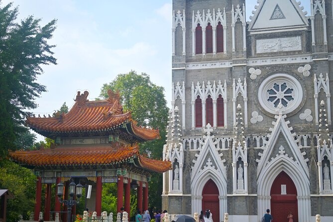Beijing Hutong Walking Tour History, Architecture and Local Life - Guangji Temple: Traditional Temple Architecture and Old Paintings