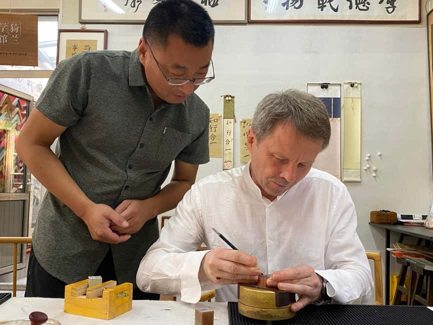 Beijing liulichang : Learn Calligraphy orCarving from Master - Inside the studio: what the master-led teaching feels like