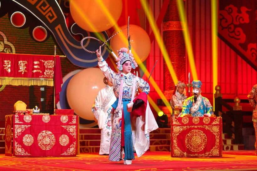 Beijing: Must-See Peking Opera at Liyuan Theatre Ticket - Before the show: Watching makeup and costume prep in real time