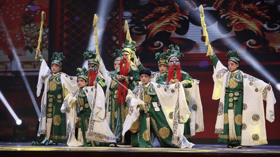 Beijing: Must-See Peking Opera at Liyuan Theatre Ticket - The show itself: Classic scenes, English support, and stagecraft
