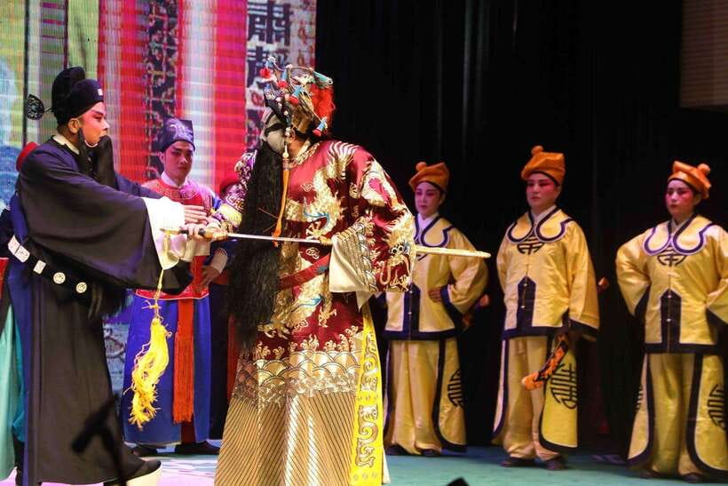 Beijing: Must-See Peking Opera at Liyuan Theatre Ticket - Dinner package: Roast duck or vegetarian before curtain time