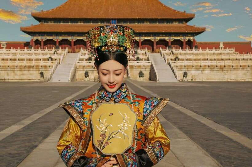 Beijing: Must-Try Chinese Ancient Costume Rental& Photoshoot - Getting to Jinyu Hutong Station and choosing your costume