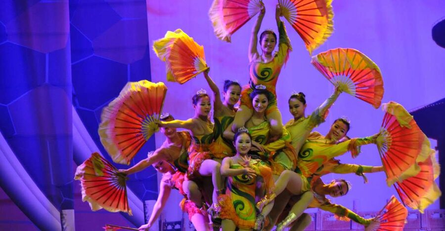 Beijing Night Tour with Acrobatics Show & PekingDuck Dinner - A door-to-door Beijing evening, timed for the dusk lights