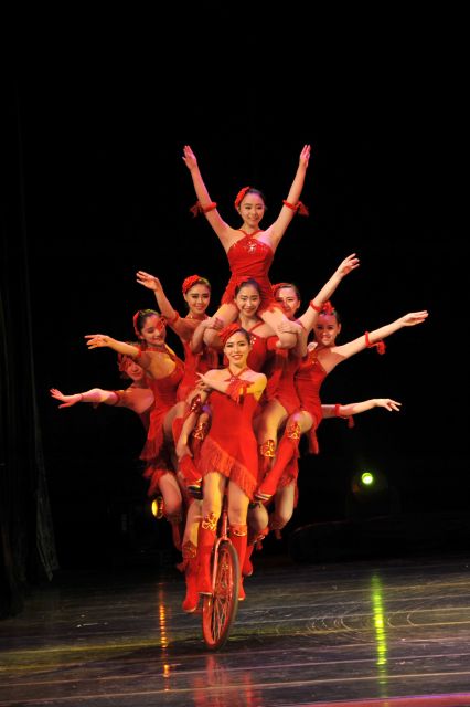 Beijing Night Tour with Acrobatics Show & PekingDuck Dinner - Peking duck dinner: why the slicing-at-your-table moment matters
