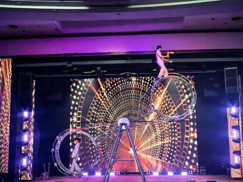 Beijing: Qinle Palace Acrobatics Show Ticket - The stage effects: holograms, chime matrices, and floating worlds