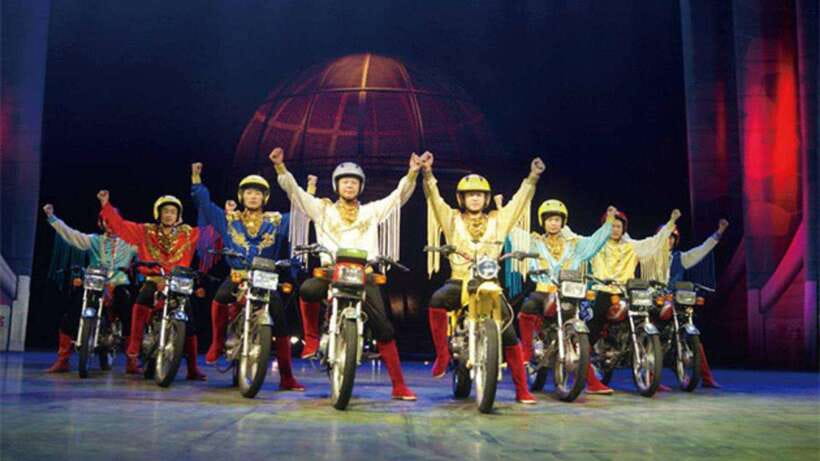Beijing: Red Theatre Acrobatics Show Ticket-Local Must-See - Crowd etiquette: keep your view during the show