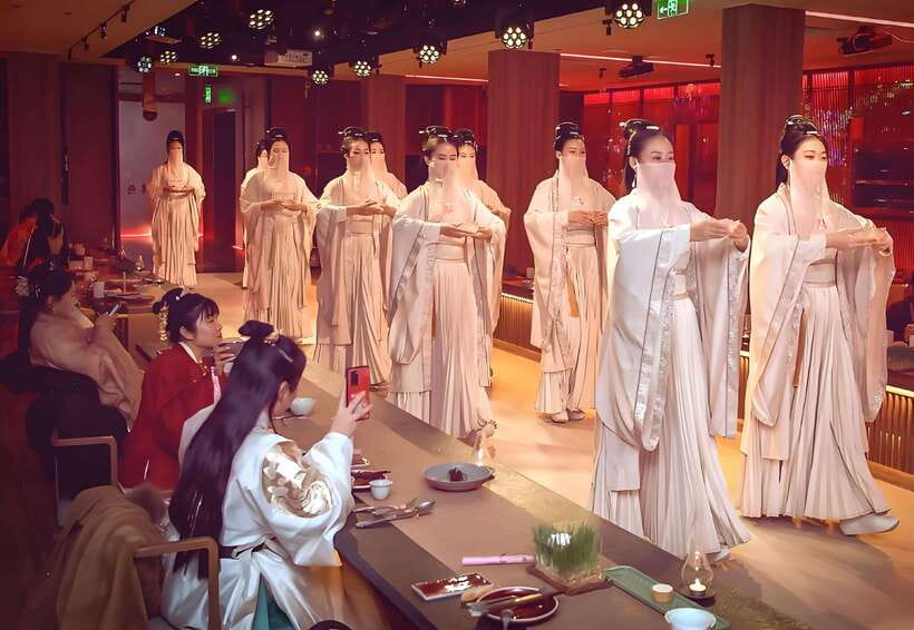 Beijing Royal Dinning Experience with cultural performance - Seasonal Courtyard Views and Photo Stops That Feel Worth It