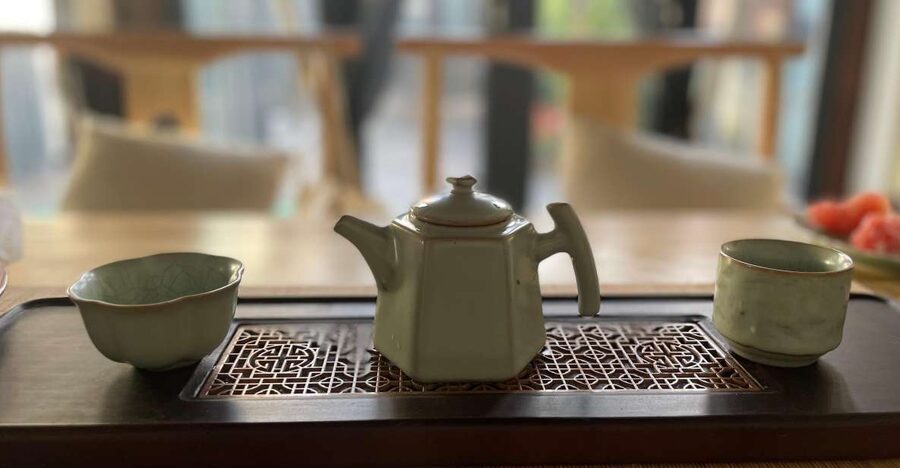 Chinese Tea ceremony in Beijing Hutong courtyard - Tea ceremony in a Beijing Hutong: what the hour really feels like