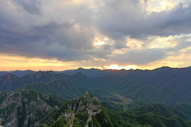 Jiankou Great Wall private guided day tour in English - Reaching the trailhead: the dirt path approach and 12:00 start