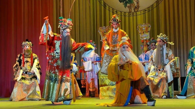 Liyuan Theater Beijing Opera Show Tickets - Live instruments: how the erhu and gongs steer the emotion