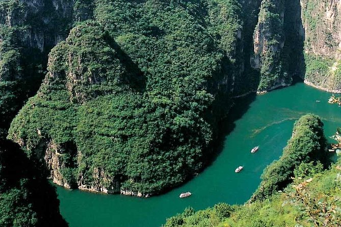 Longqingxia Gorge Cruise and Guyaju Cave Dwellings Private Day Tour - Longqingxia Gorge: boat views, caves, temples, and fresh air