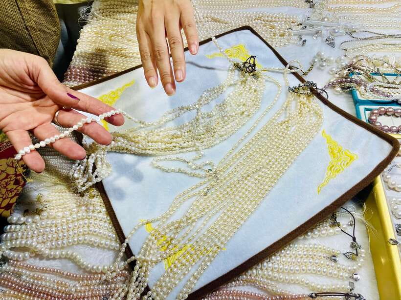 Night Market Haggling Adventure with an English Guide! - Should You Book the Panjiayuan Haggling Adventure?