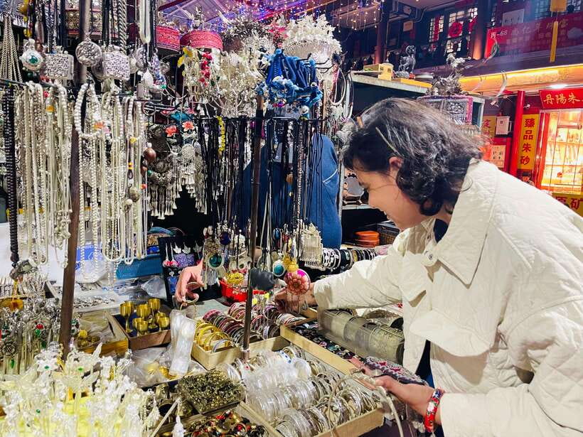 Night Market Haggling Adventure with an English Guide! - The 6:30 PM Market Timing: What Changes After Dark