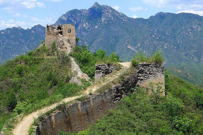Private Hiking Adventure at the Gubeikou Panlongshan Great Wall - The morning start: reservoir walk and a steady dirt-track climb