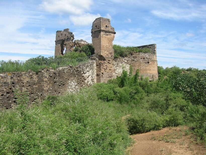 Self-guided challenging hiking from Jinshanling to Gubeikou - Taochunkou to Jinshanling West Gate: short off-wall hiking and a break that can save your trip